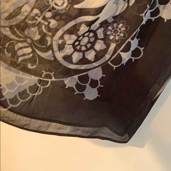 Beautiful & Flowing Sleeveless Tunic! - Picture 3 of 7